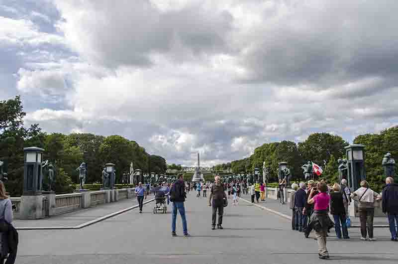 Noruega - Oslo 050 - parque Vigeland - El Puente.jpg